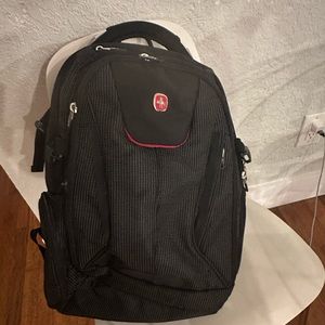 Spec: Overall 18.5 (H) x 12 (W) x 8 (D)
Capacity:  24.74 L
Fits Laptop: < 18”